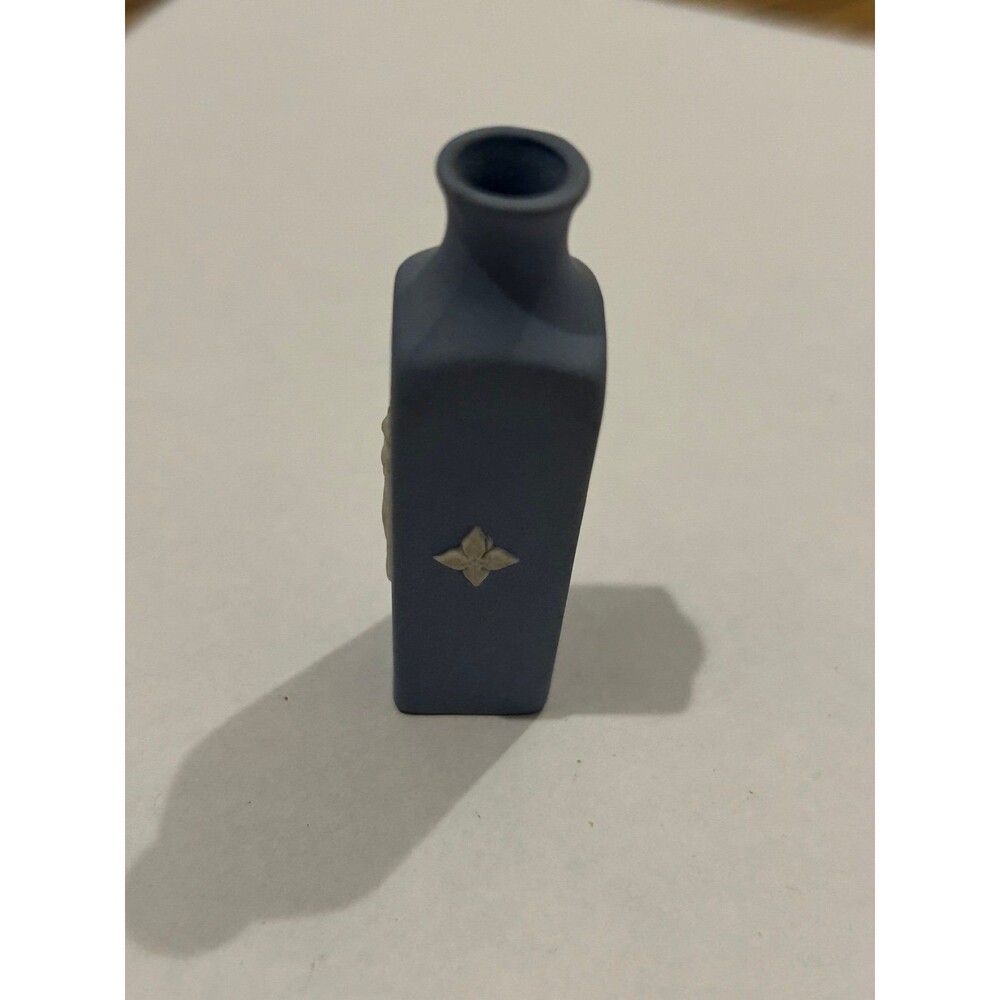 (2) Wedgwood Miniature Vases - Picture 7 of 12